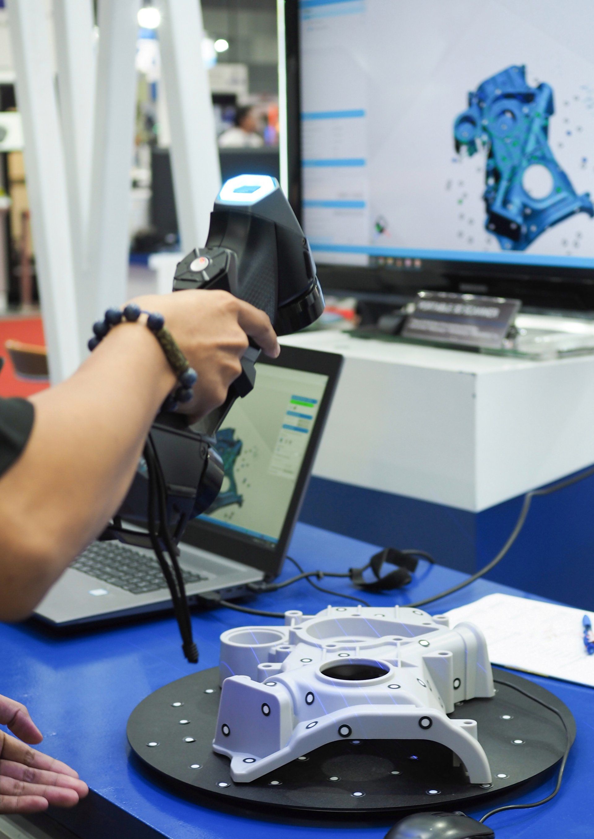 opérateur en train de réaliser la retro ingénierie d'une pièce avec un scanner 3D
