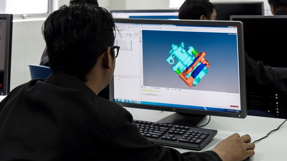 Ingénieur en train de réaliser la conception assisté par ordinateur (CAO) d'une pièce avec Solidworks