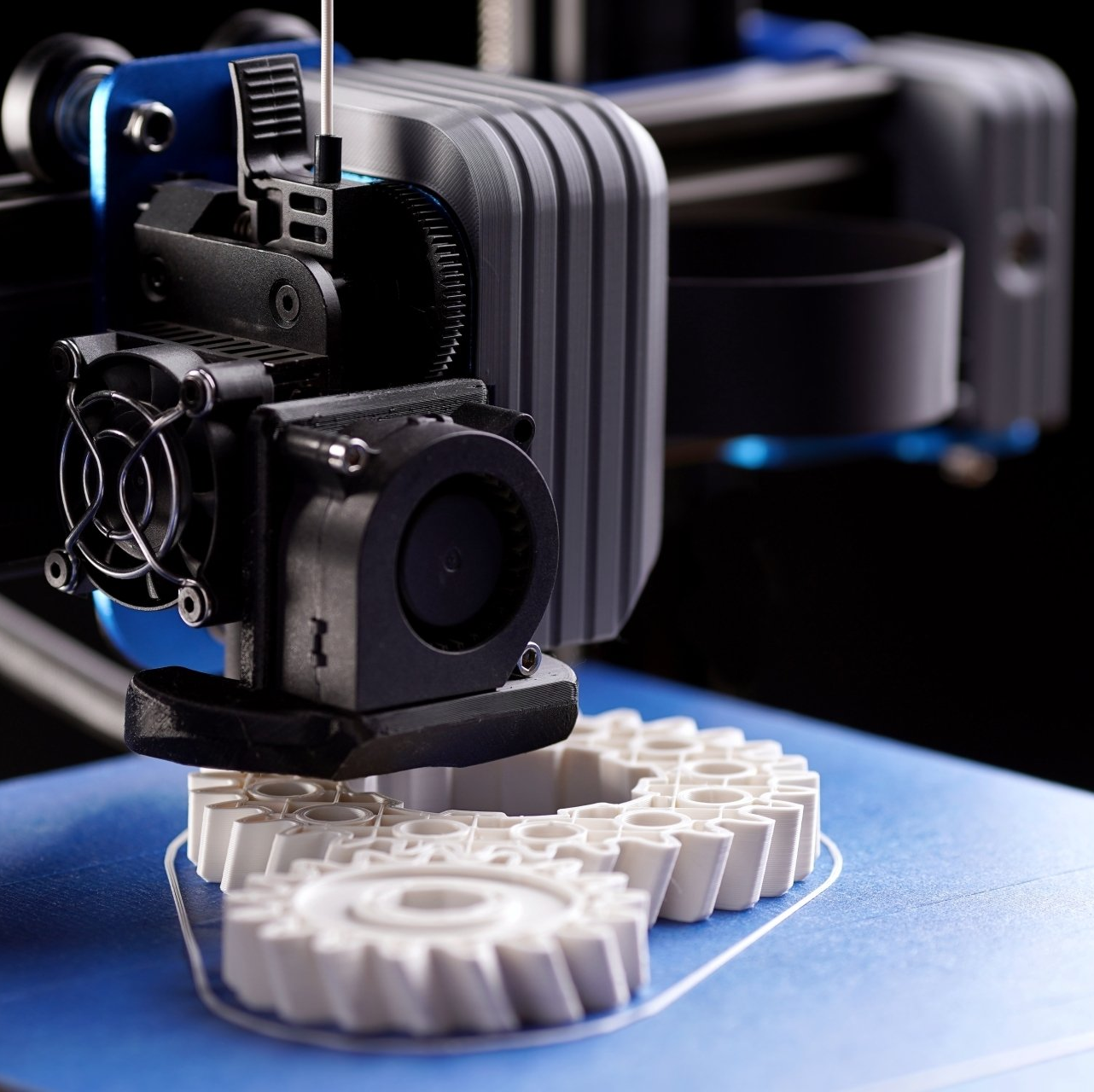 Pièce en cours d'impression en ABS blanc par dépôt de filament