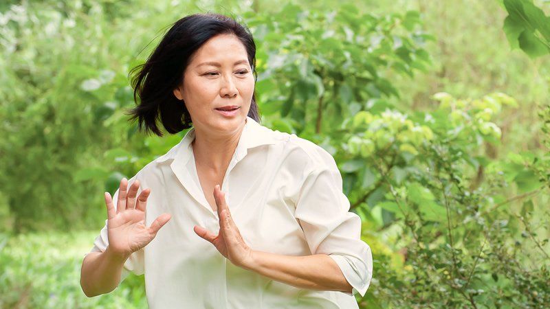 Eine Frau praktiziert Qi Gong