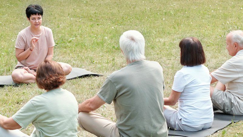 Qi Gong-Lehrerin unterrichtet Gruppe