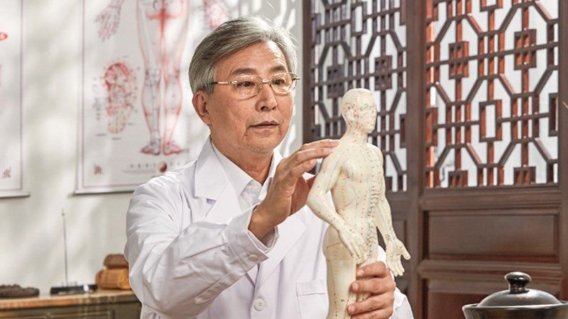 Arzt der Traditionellen Chinesischen Medizin (TCM)