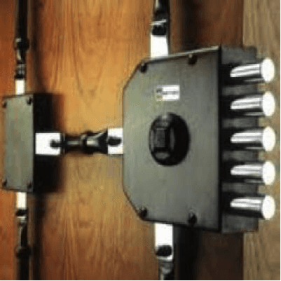 Cerradura MOTTURA con 3 puntos de anclaje y sistema antibumping