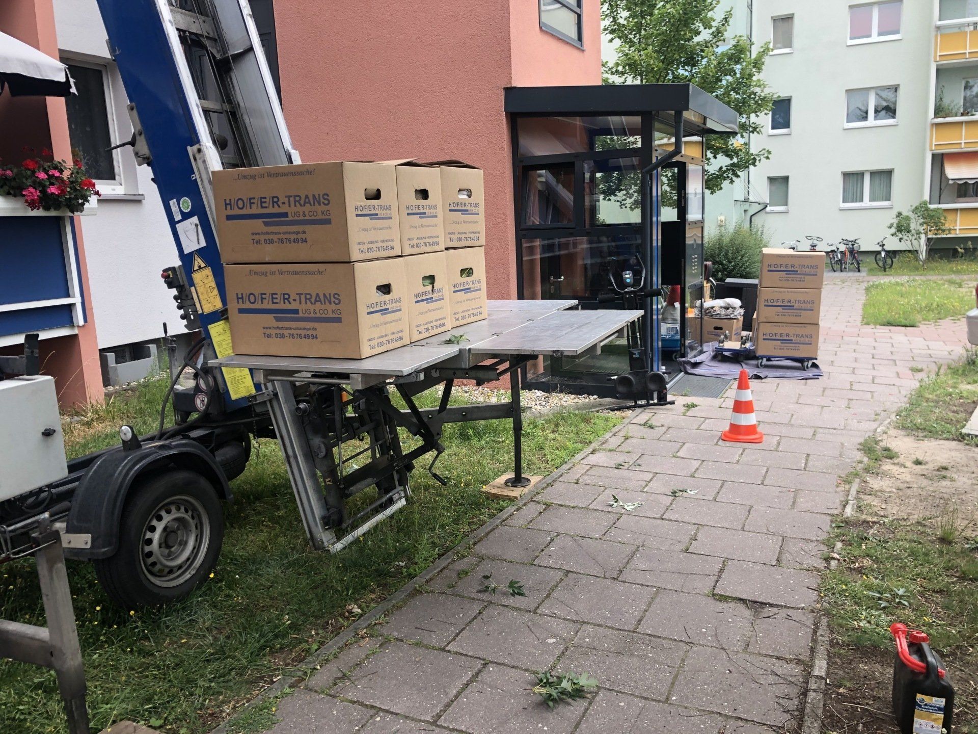 beladener Umzugslift Umzugslift mit Kartons