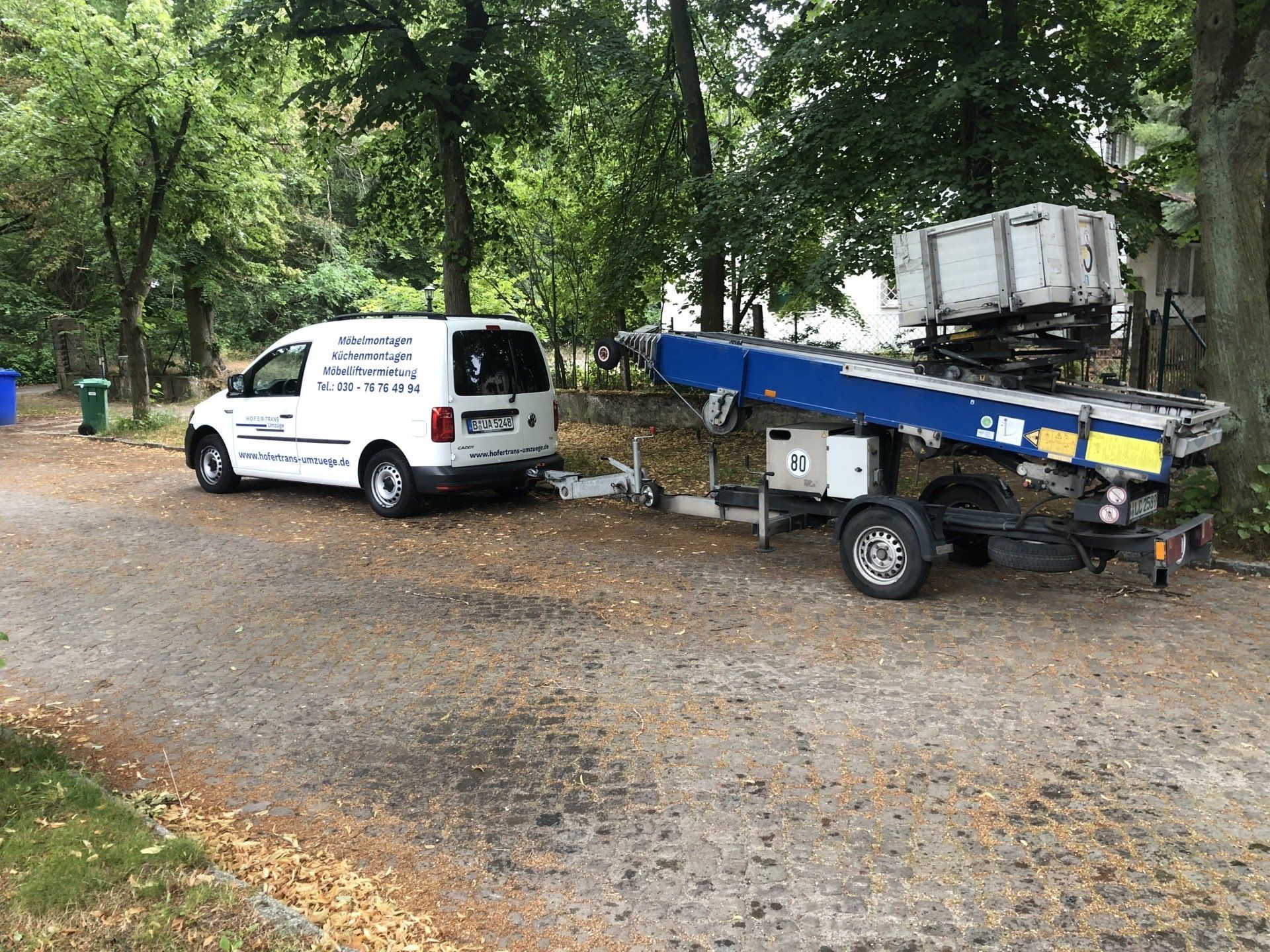 der Umzug kann starten Servicefahrzeug mit Umzugslift