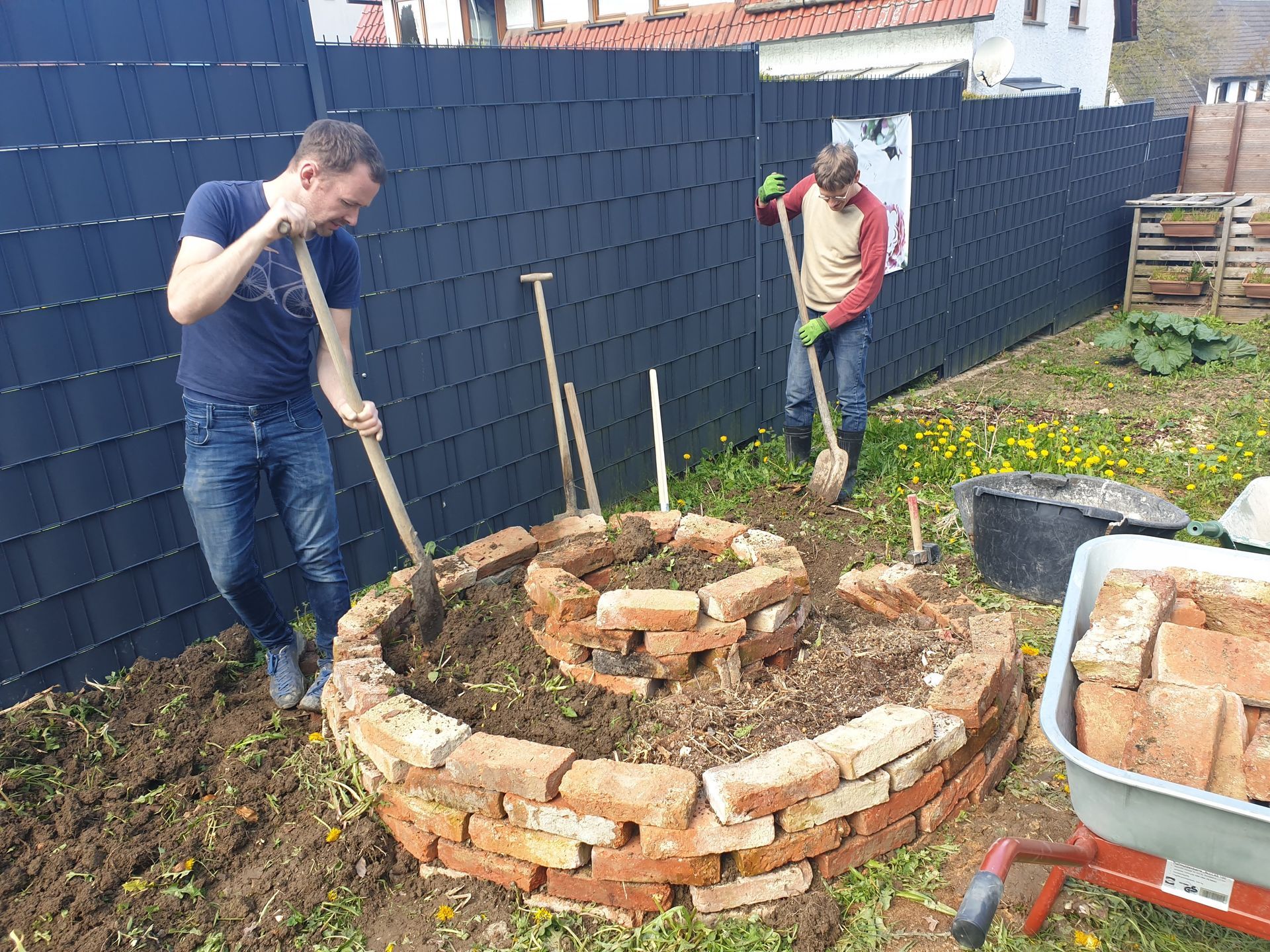 Wir bauen eine Kräuterschnecke aus alten recycelten Backsteinen mit Kies/Sand Drainage und Kompost