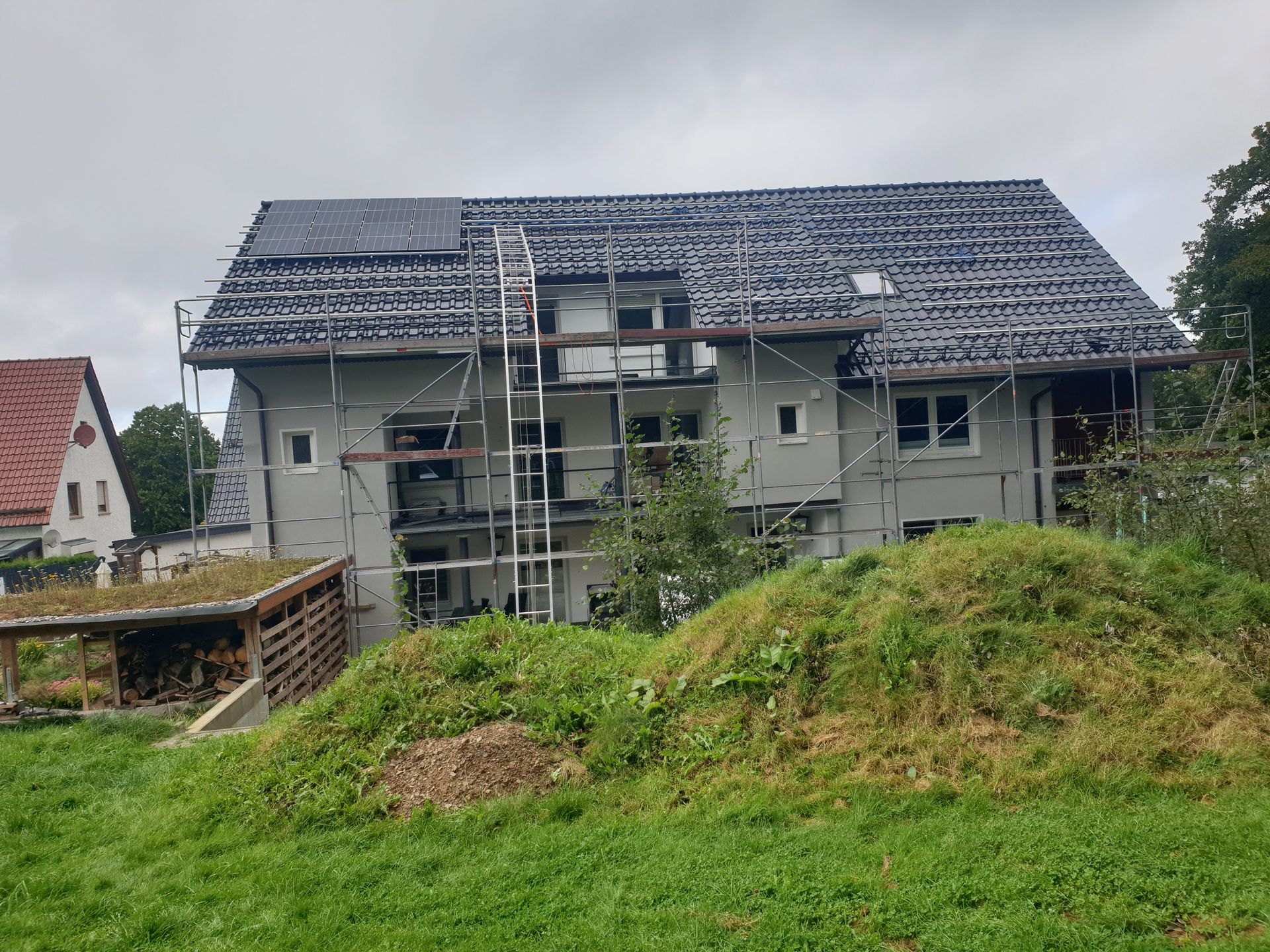 Gerüst für die PV-Anlage vor den Ferienhaus-Terrassen