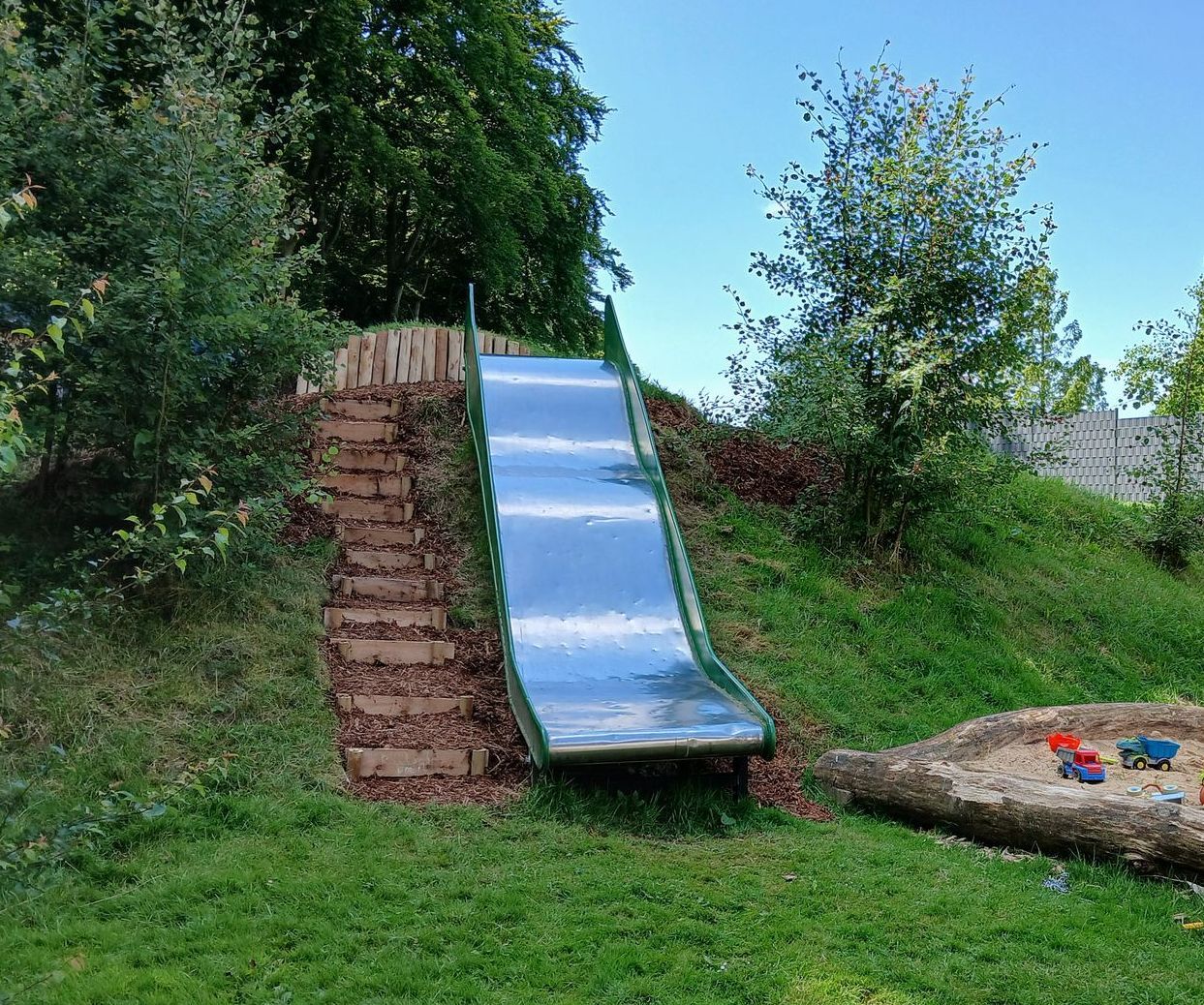 Wir errichten eine Hangrutsche aus Stahl in unserem Garten