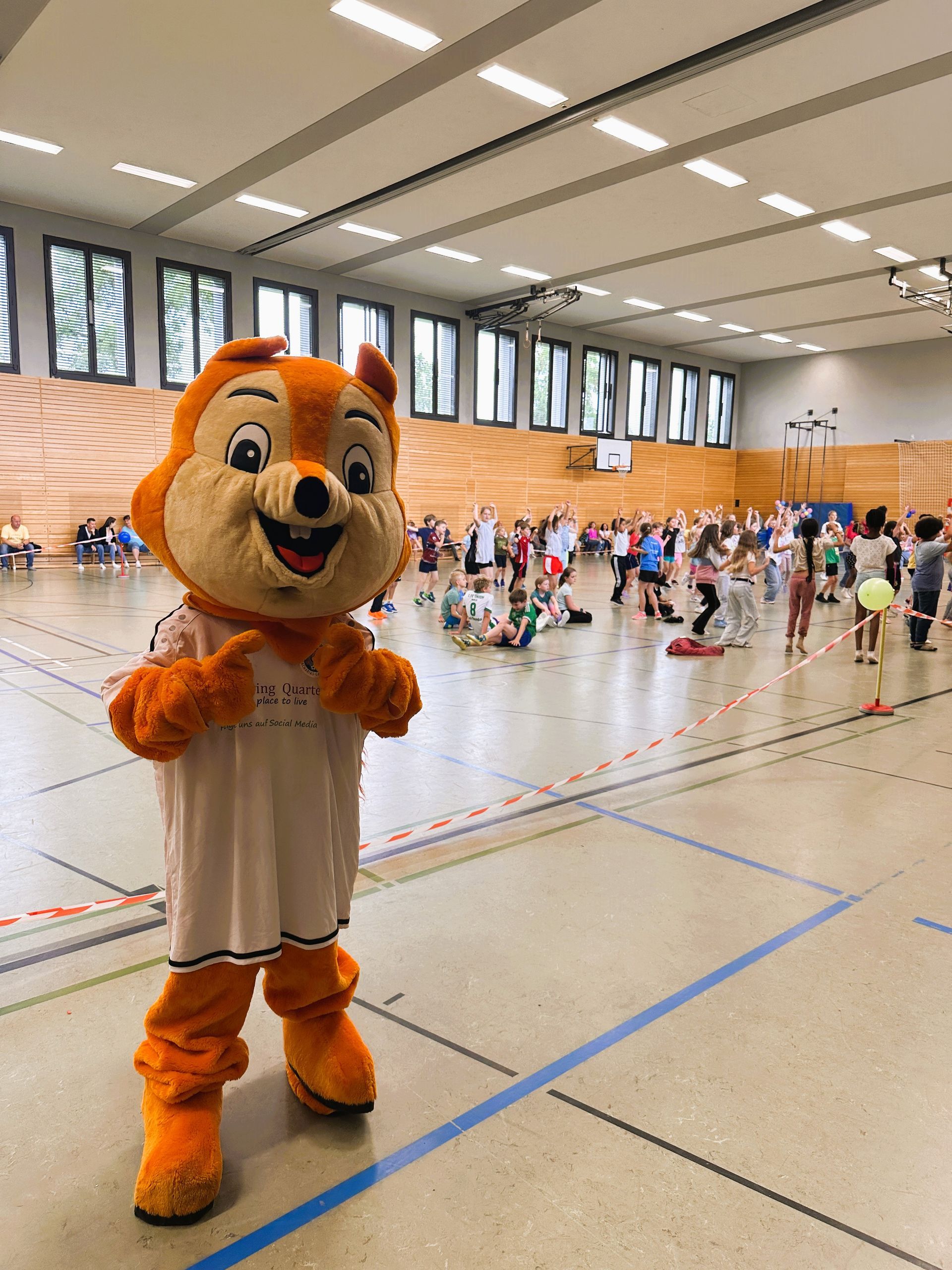 Das Maskottchen Zachi vom Förderverein feuert die Kinder beim Spendenlauf an.