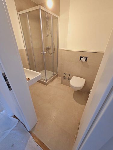 Vollständige renoviertes Badezimmer Vollständige renoviertes Badezimmer mit neuen Fliesen an Boden und Wand, neue Duschkabine