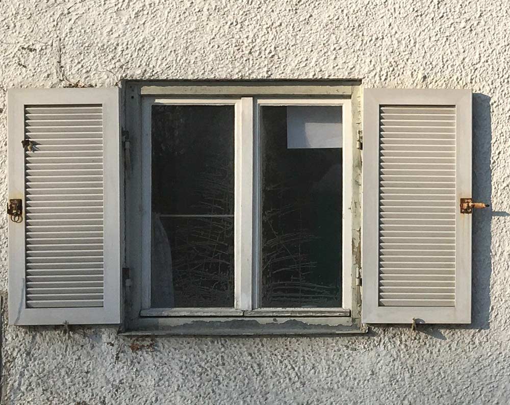 Fenster vor Sanierung im Denkmalschutz, München
