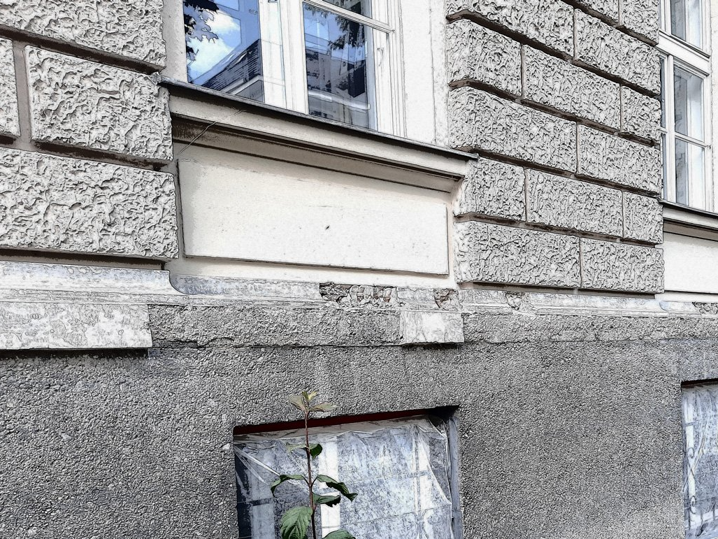 Schadhaftes Gesims, Fassadensanierung, QFS Bauleistung