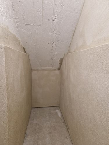 Vollständig sanierter Kellerraum Vollständig sanierter Kellerraum mit Antisalzverputzung