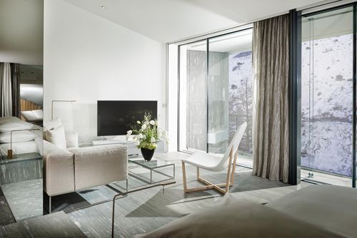 Neues Laminat und frisch gestrichene Wände Neu renoviertes Wohnzimmer mit Laminat und frisch gestrichenen Wänden