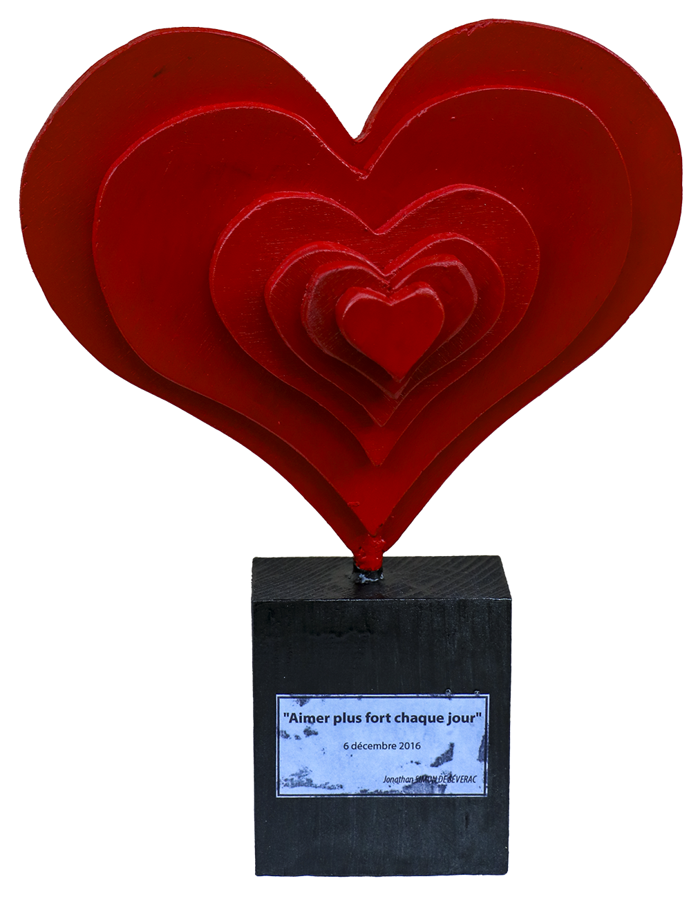 Bois découpé en forme de cœur, peint.