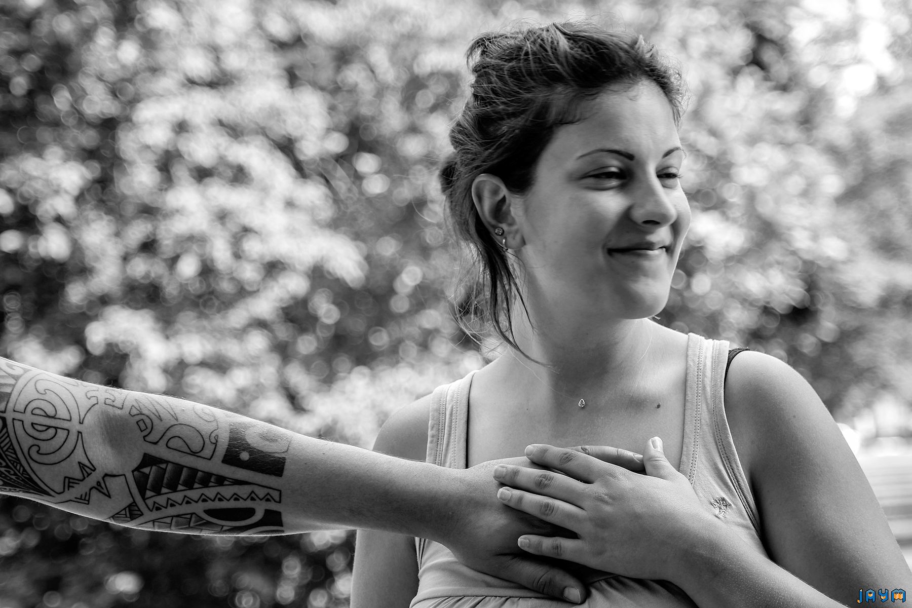 La main sur le coeur