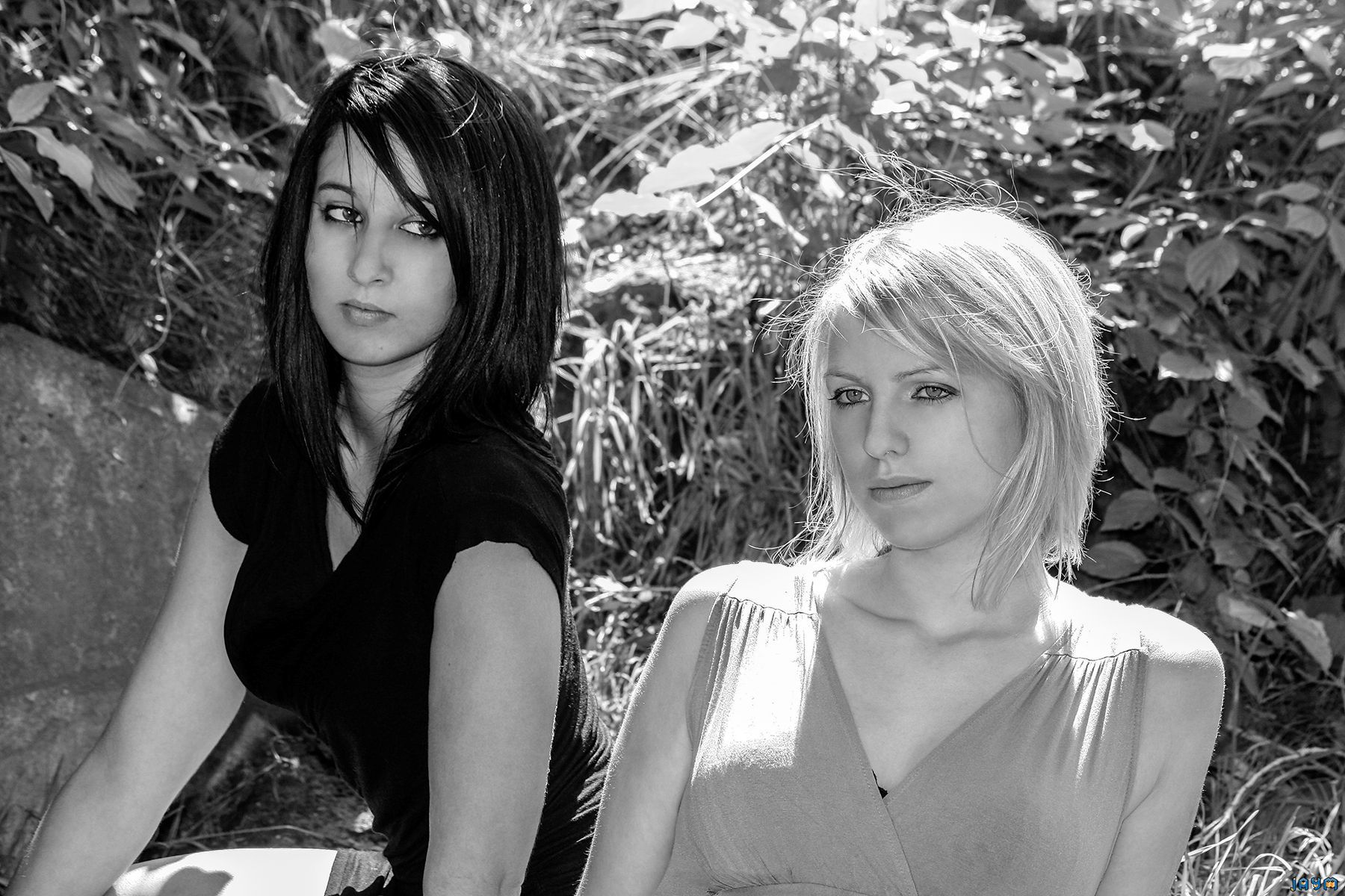 Brune et blonde en duo noir et blanc