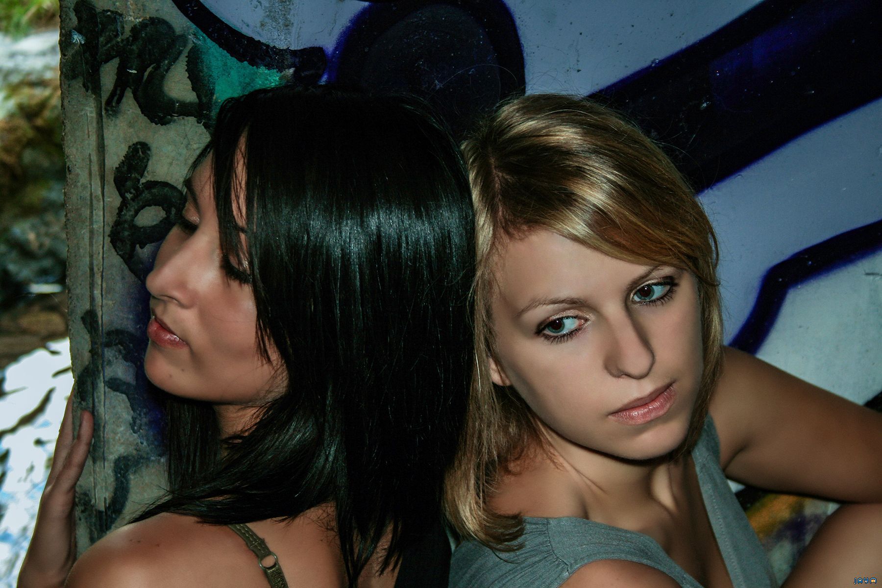 Une brune contre une blonde