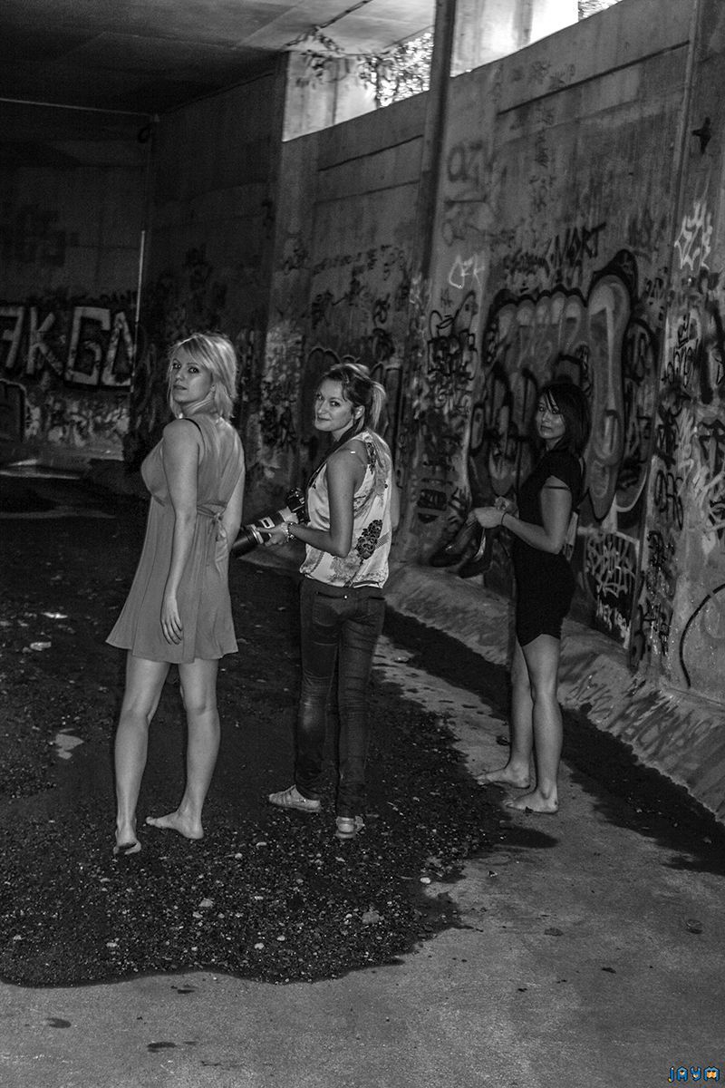 Shooting d'Aline, Julie et Mélanie Mélanie grille photographe en séance photo urbex