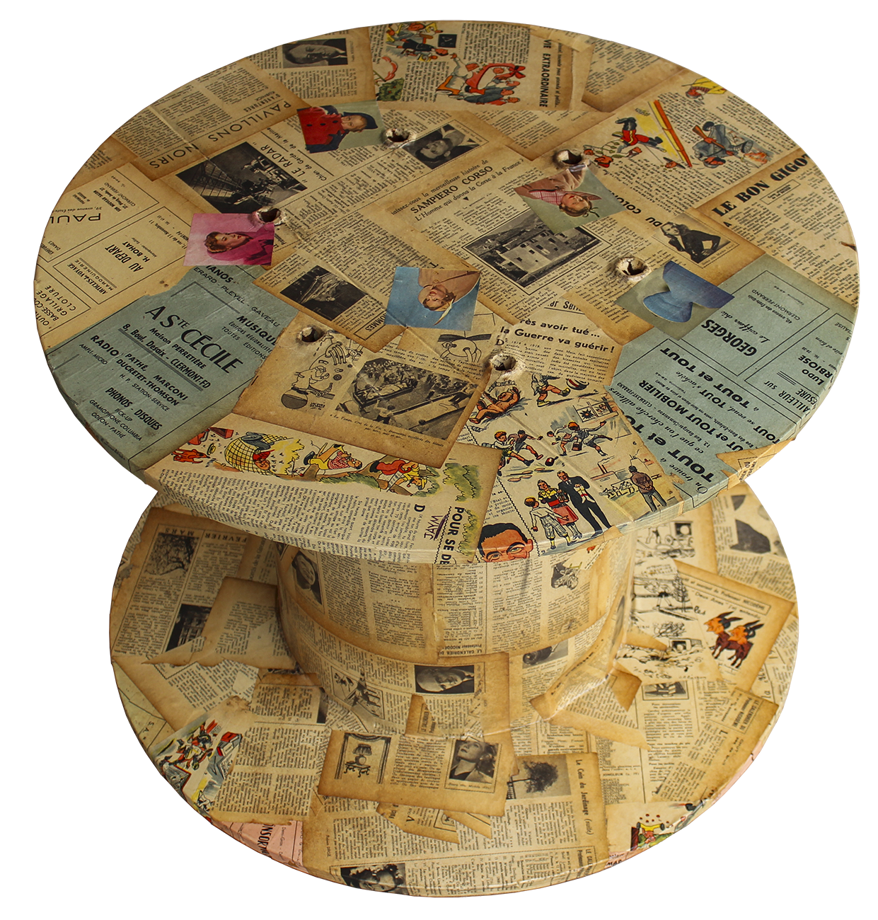 Collage vieux journaux sur touret bois.