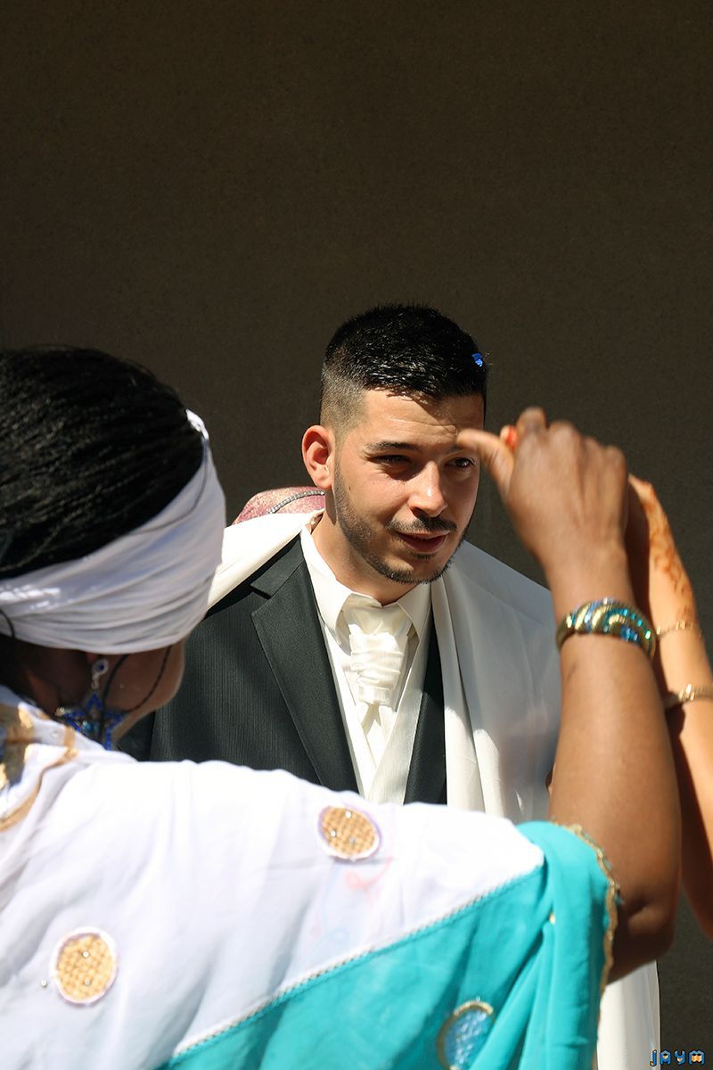 Le marié, charismatique et confiant, pose lors de sa journée spéciale, arborant son burnous blanc traditionnel.