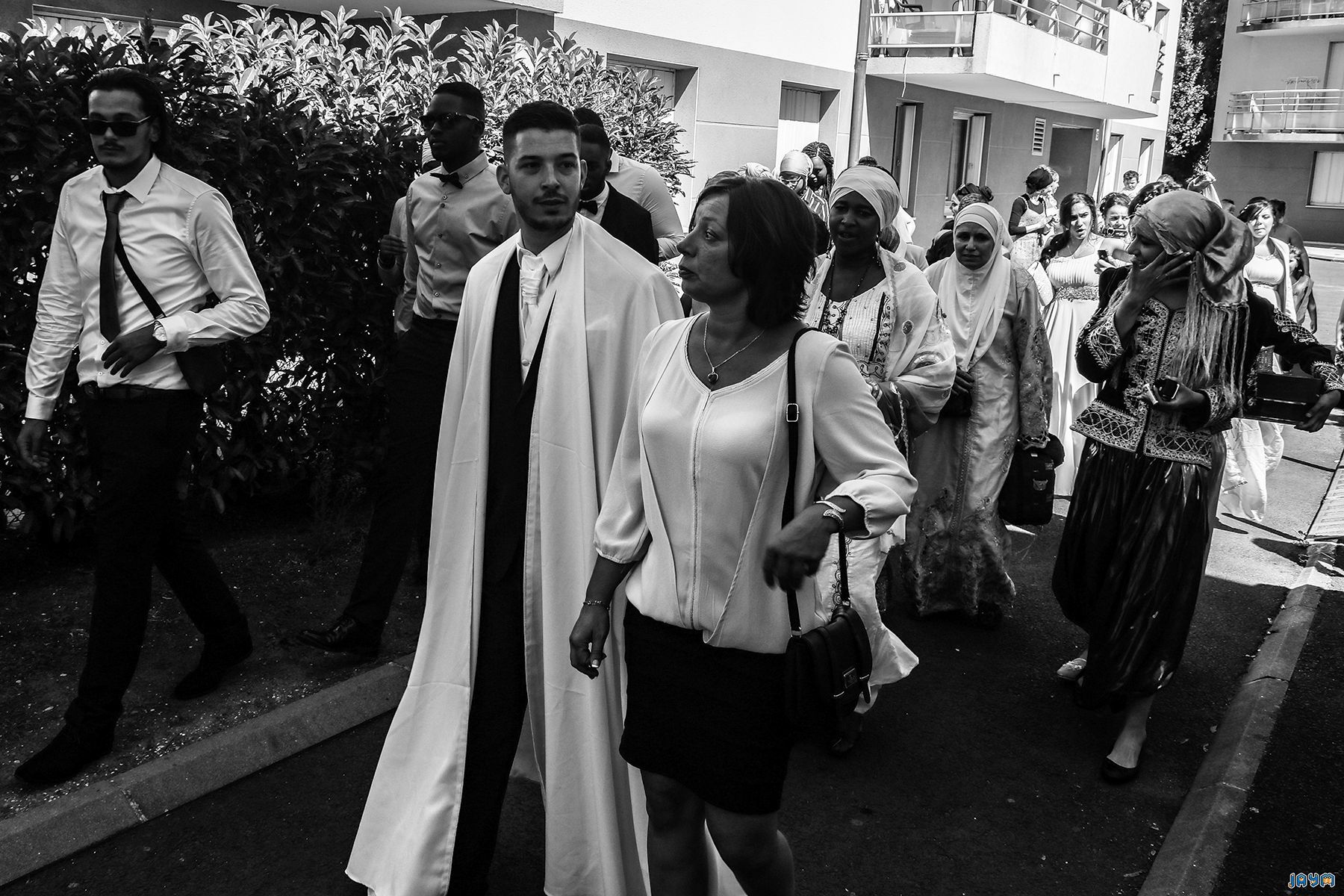 Un portrait capturant le marié dans son costume de cérémonie, où le blanc éclatant de son burnous souligne la solennité de l'instant.