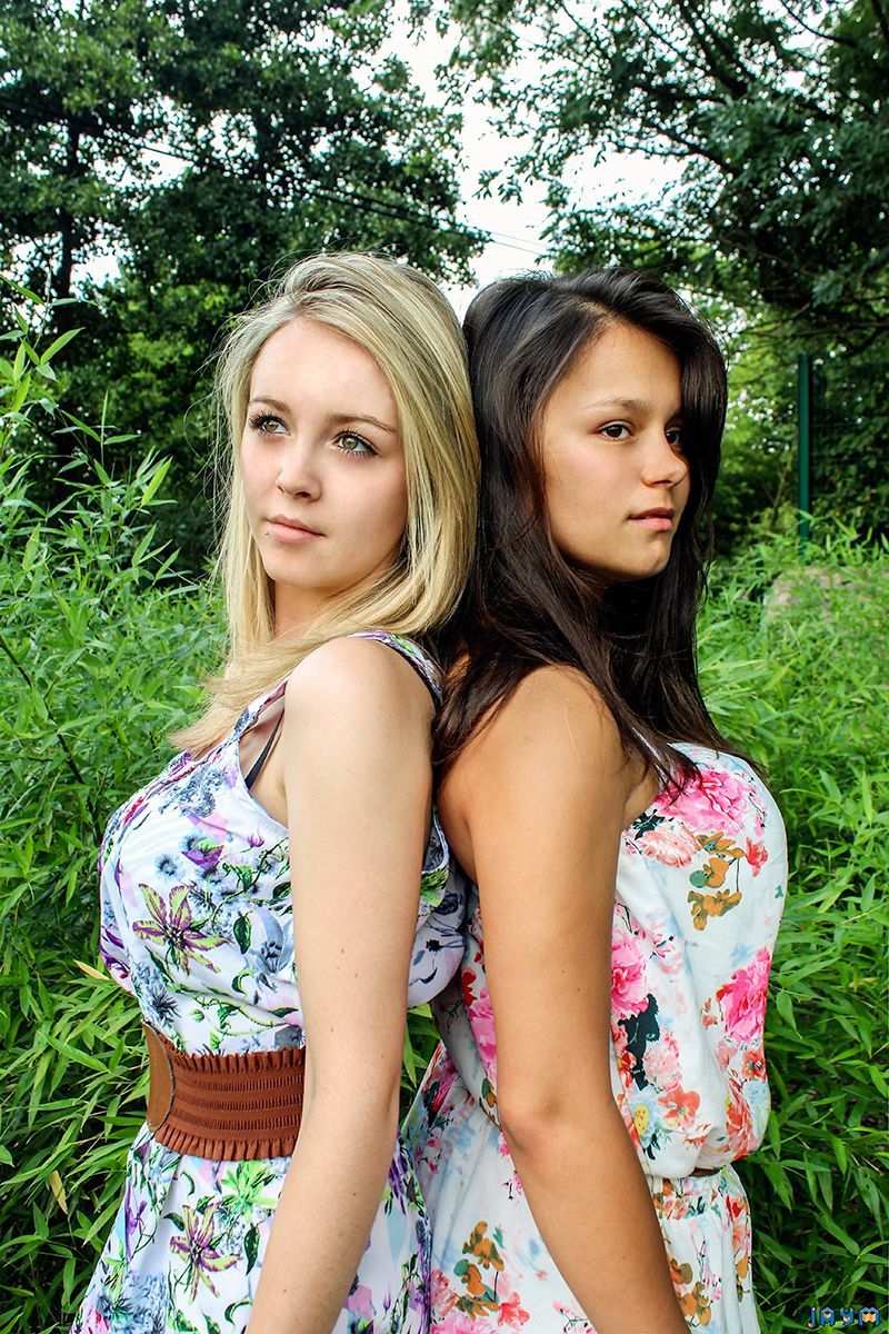 Une blonde et une brune