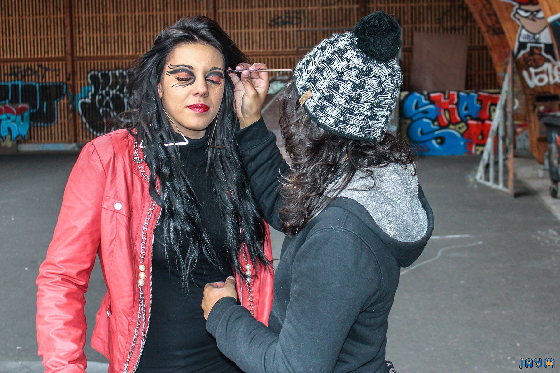 Un trait de crayon noir sur ses yeux