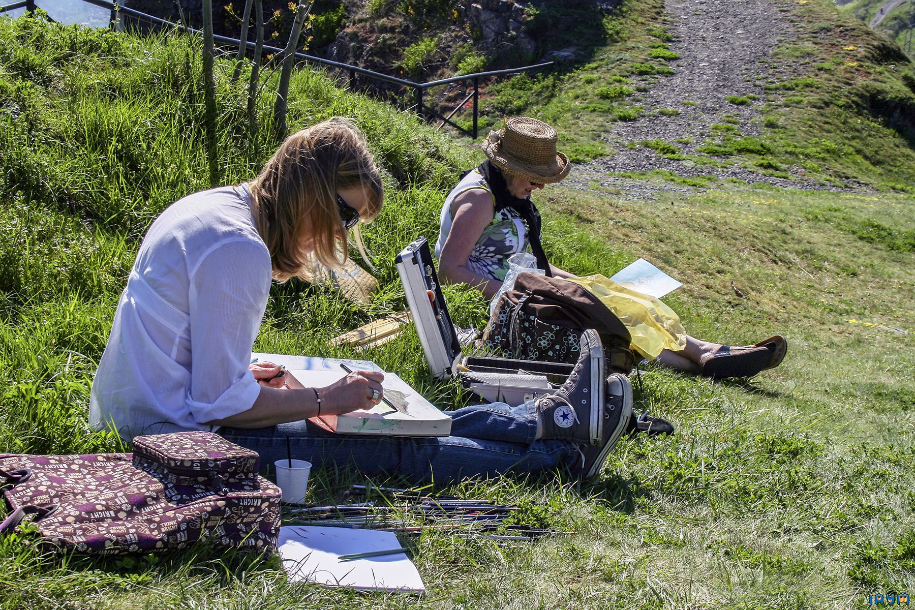 Photo d'Anne-Marie et Véronique Deux femmes artistes en herbe sur l'herbe