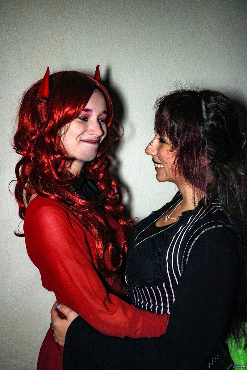 Une diablesse enlace une femme