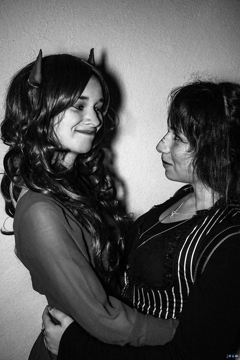 Une diablesse hot sexy avec une brune pulpeuse