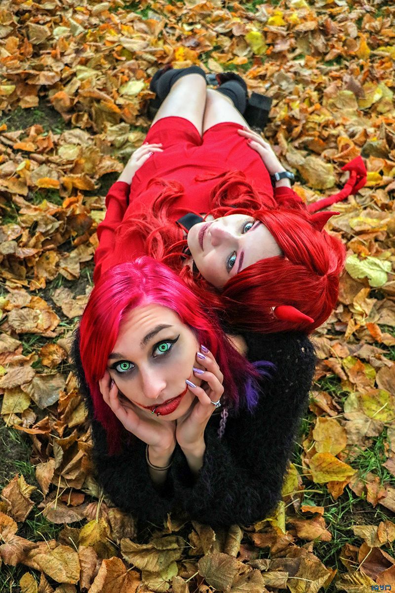 Deux femmes allongées, chaudes, dos contre dos