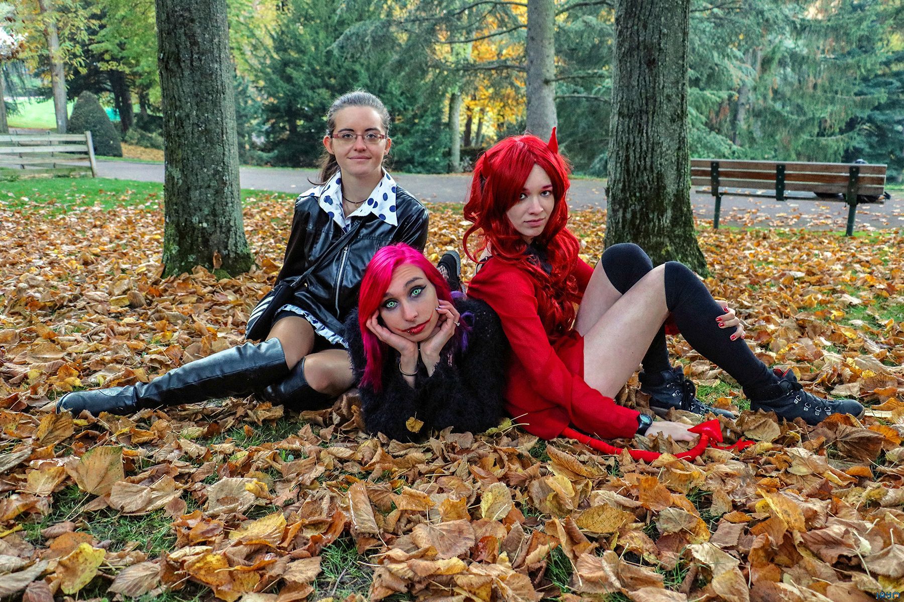 Trois diablesses en forêt automnal