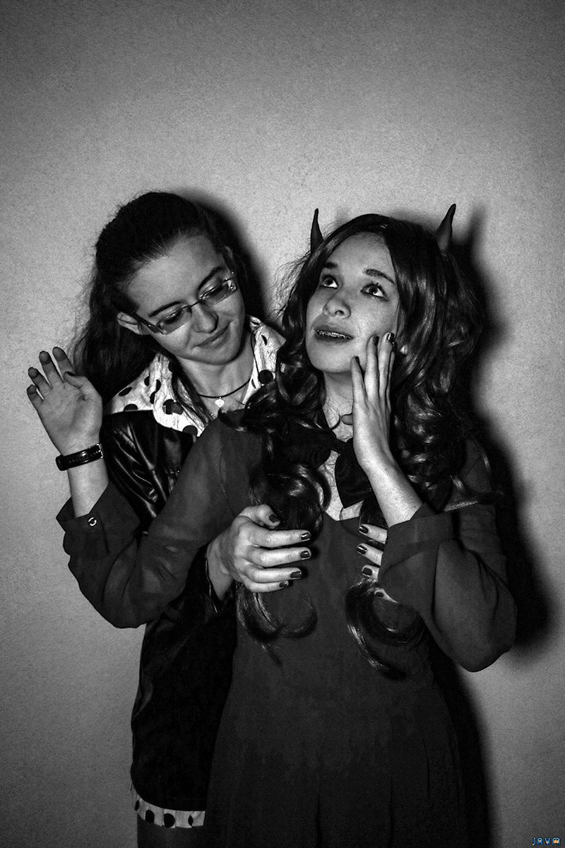 Elle lui touche les ses petits seins