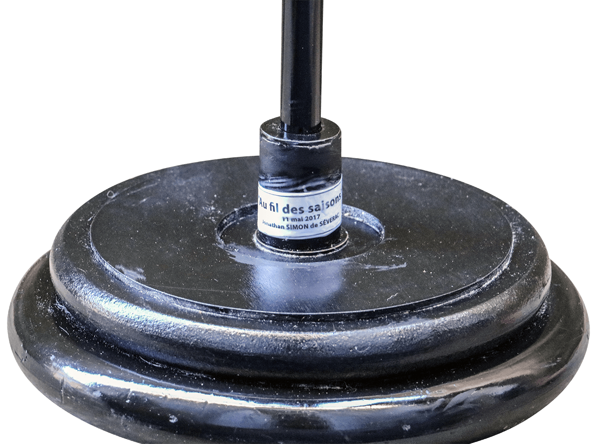 Socle en fonte, poids de musculation recylcé, oeuvre signé JAYM, sculpture auvergnate sur les 4 saisons.