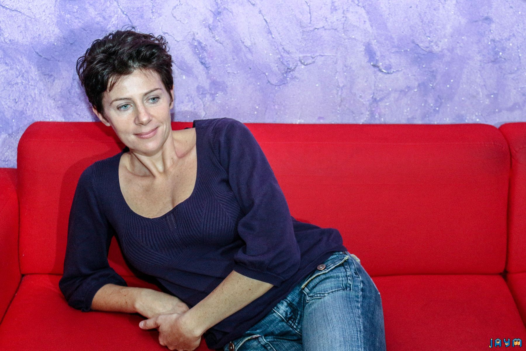 Elle fait l'amour sur le canapé rouge