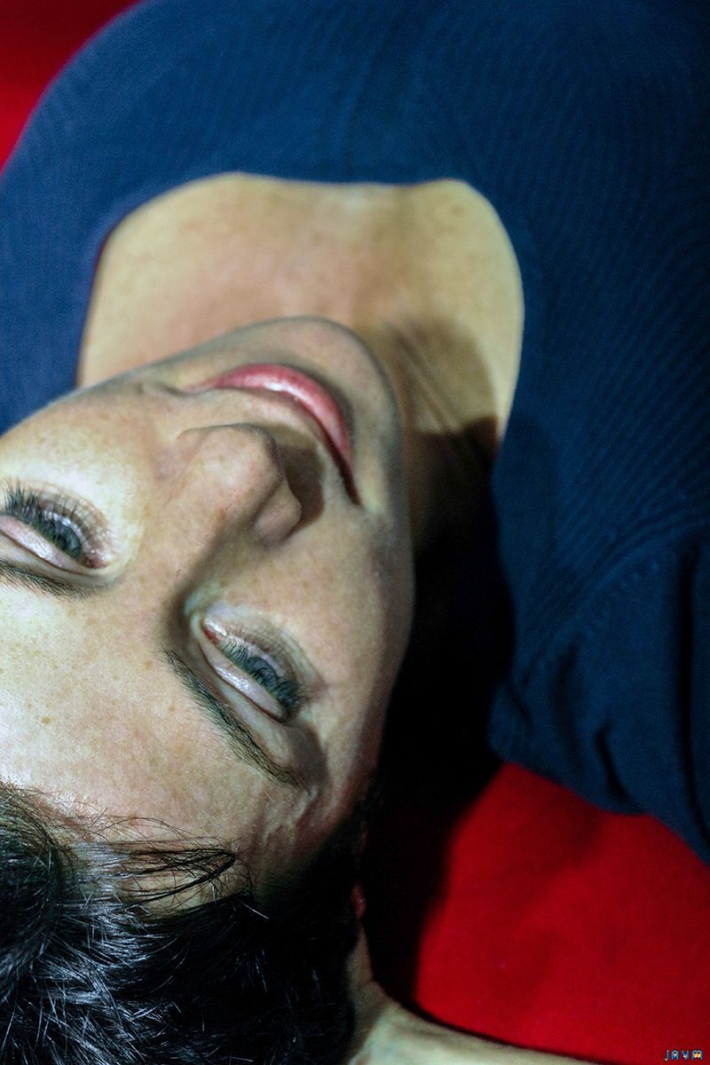 Allongée sur le divan rouge