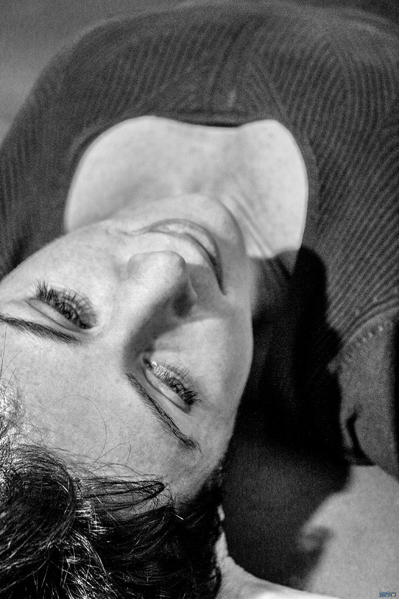 Shooting d'Audrey Une femme allongée les yeux rêveurs noir et blanc