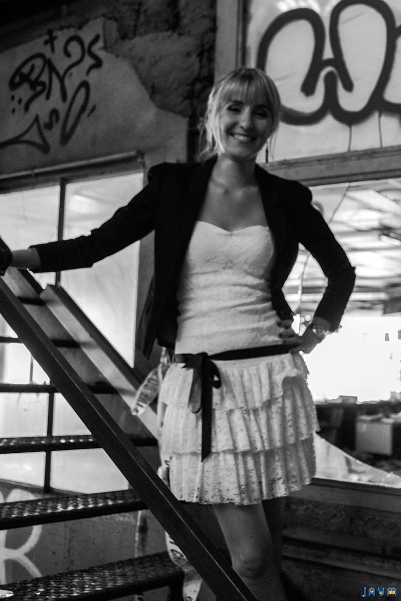 Urbex avec une mature vierge