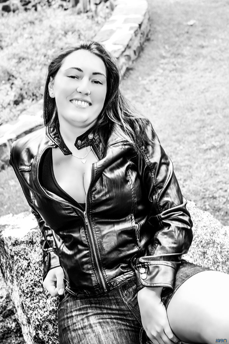 Femme à grosse poitrine en cuir noir