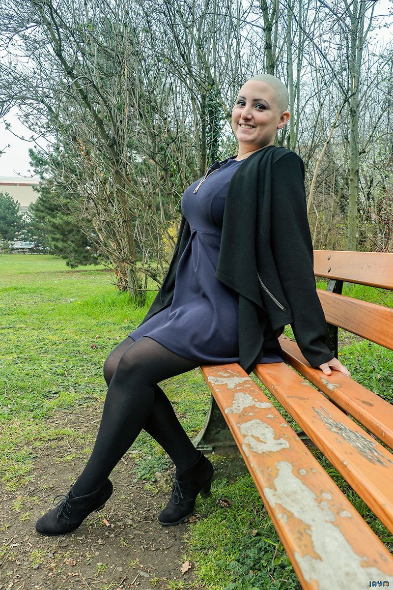 Elle fait ressortir ses énormes seins