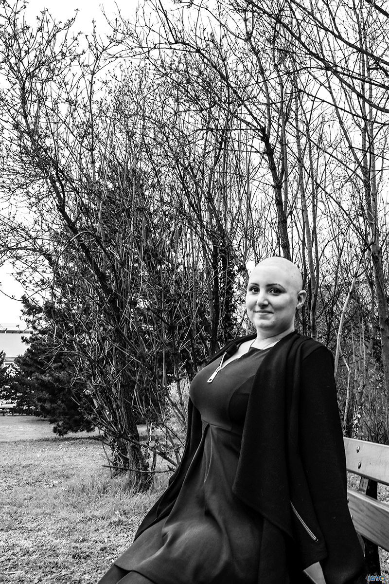 Femme chauve aux très gros seins