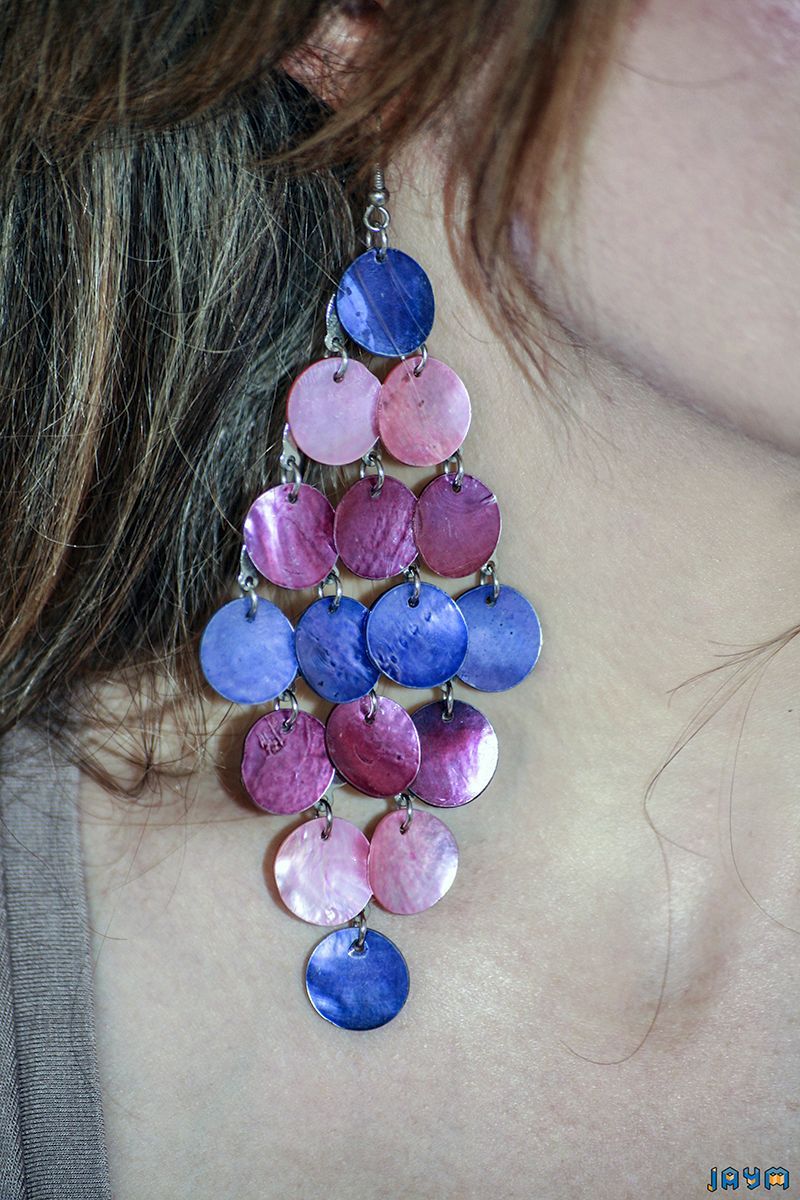 Grande boucle d'oreille nacrée colorée