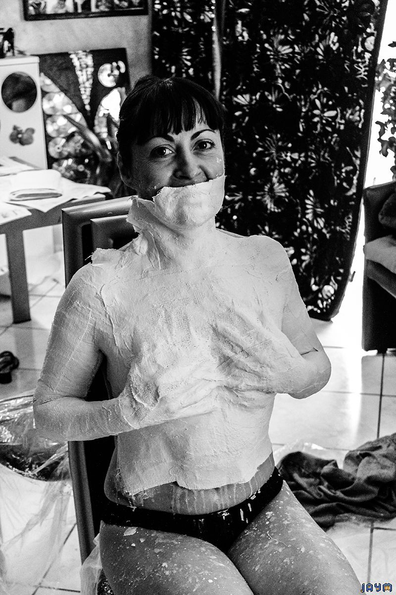 Sa poitrine recouverte de plâtre pour un moulage d'art