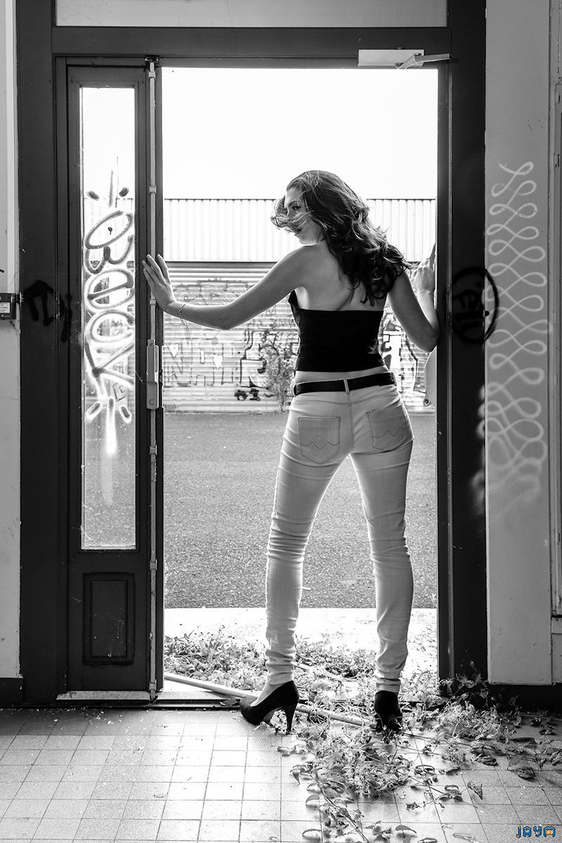 Shooting de Céline Des fesses serrées dans un petit jean blanc