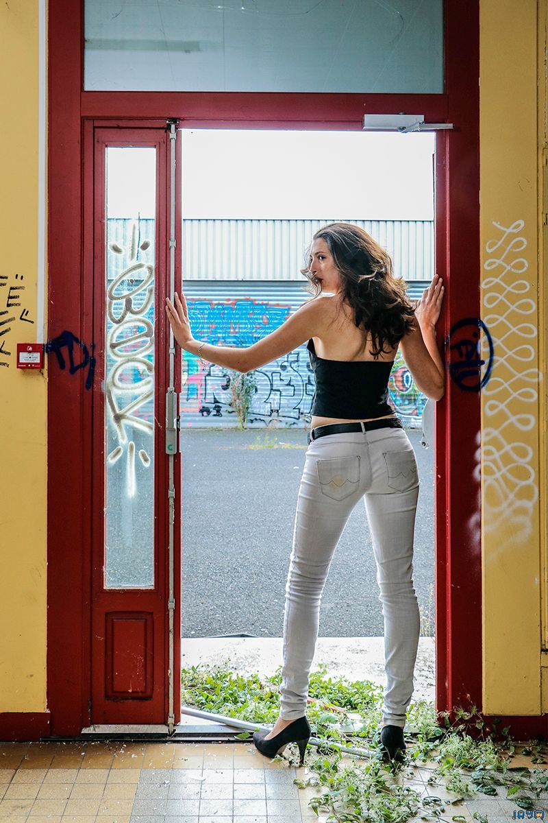 Dans l’entrebâillement de la porte