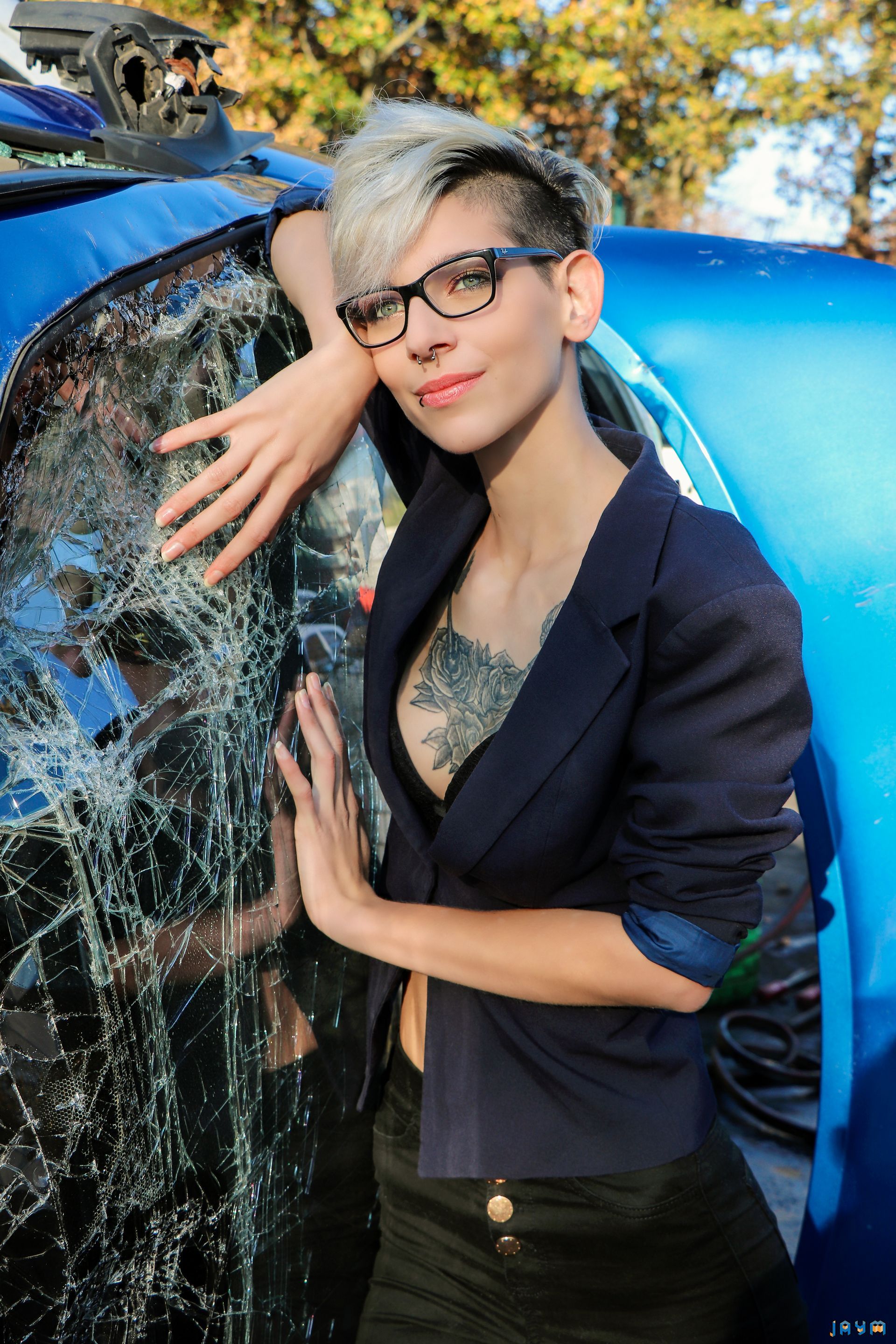 Femme sexy dans une casse automobile