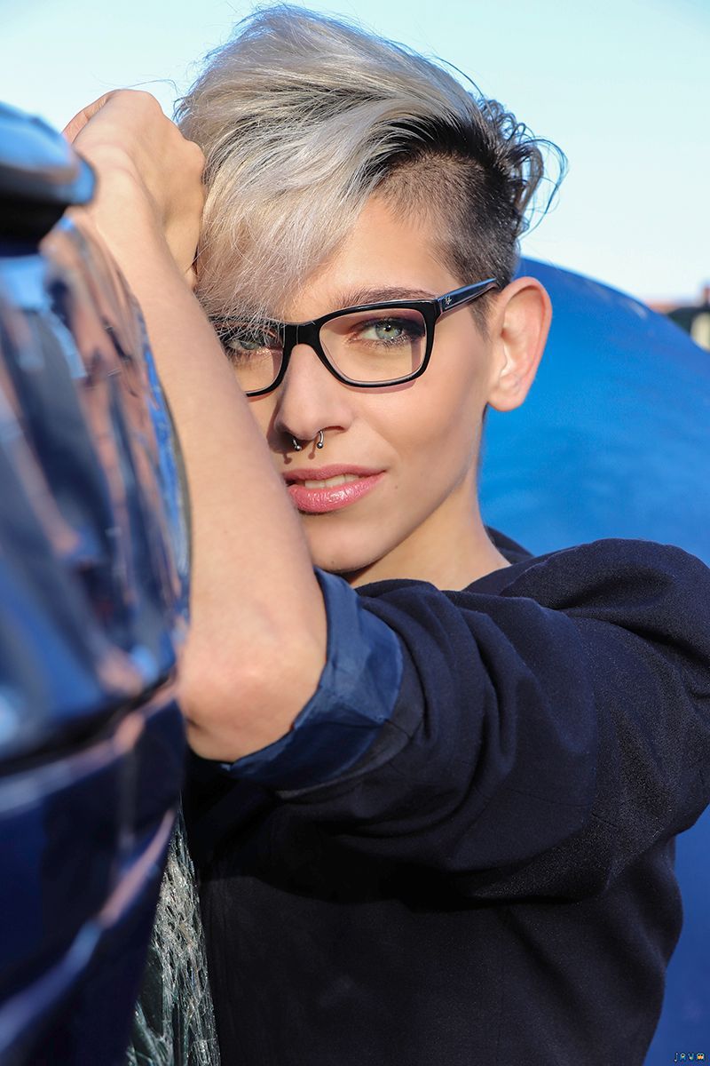 Shooting de Camille Shooting photo chez Beker casse automobile