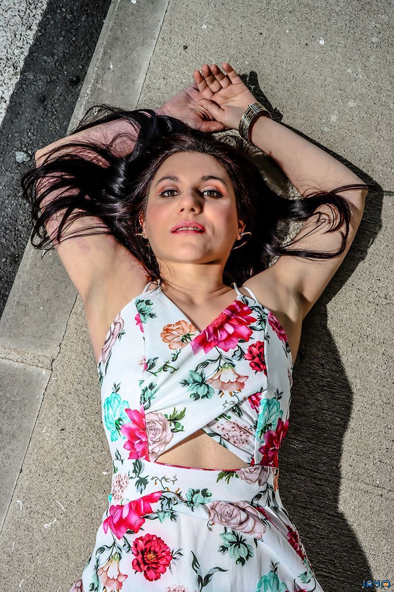 Femme brune en robe fleurie avec le nombril à l'air