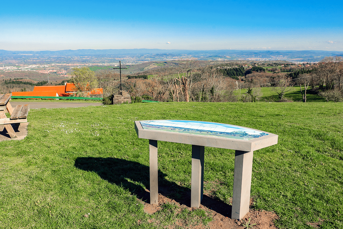 Table implantée à Chanat-la-Mouteyre, le dessin a été réalisé par l'artiste JAYM de Durtol, commune voisine, offrant un panorama magnifique.